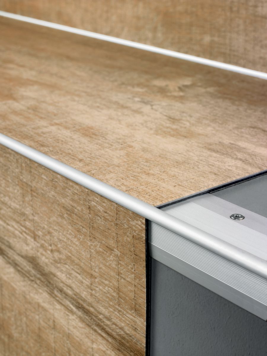 Baguette De Finition Pour Sol Pvc QUICK STEP - Profilé d''escalier aluminium argent pour sol PVC Livyn2 à  coller 26x40x2000mm réf. QSVSTPGLUE | Dispano
